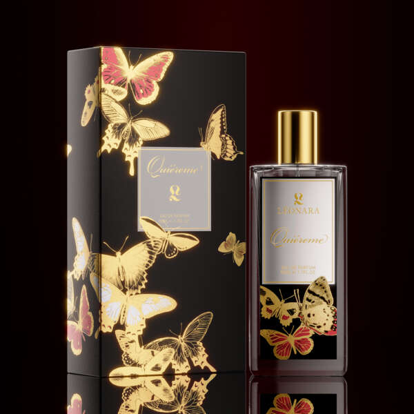 Indulge in the seductive aroma of 'Quiereme', a fragrance that demands to be loved. With its sparkling lemon and warm saffron top notes, delectable praline, cozy cinnamon, and luxurious ambergris heart notes, and a base of white wood, patchouli, and amber, this fragrance captures the essence of romance with a touch of masculinity. 'Quiereme' is a captivating blend of sweetness and spice, warmth and sensuality, that is sure to entice and enchant. Experience the irresistible allure of 'Quiereme'.